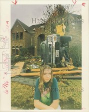 1992 Press Photo Courtney Estes sits at Houston neighbor's tornado damaged house