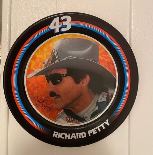 Richard Petty Vtg 1995 Collectors 10” Metal Hanging Photo Plate STP #43 NASCAR