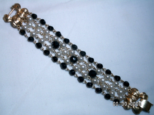 Vintage Gestempelt Star Breit Gold Ton, Kunstperlen, Schwarz Glasperlen Armband - Afbeelding 1 van 10