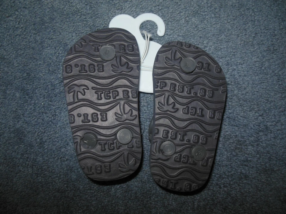 Sandalias chanclas correa trasera The Children's Place 4/5 para niños pequeños con etiquetas Foto 2 de 2