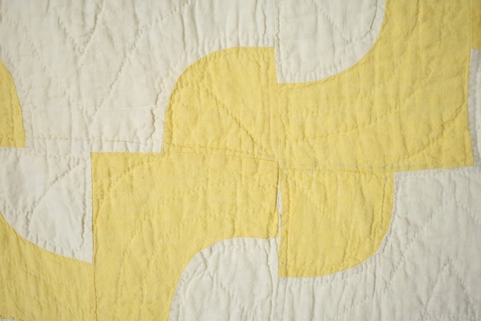 BEAUTIFUL Vintage Yellow & White Drunkard's Path Antique Quilt! - Image 4 of 4