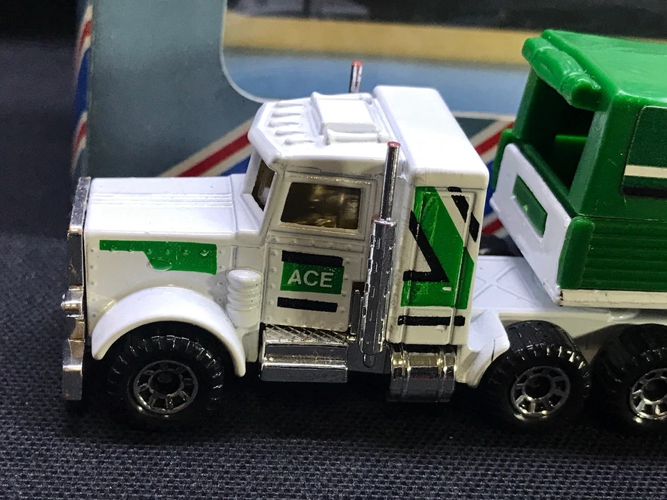 Camión cubierto Matchbox Convoy Peterbilt escala 1:64 Foto 2 de 4