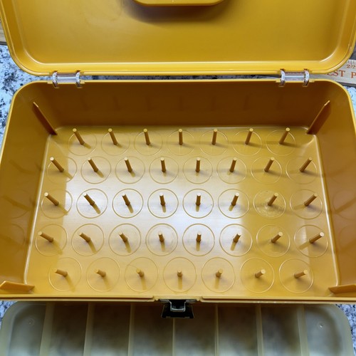 Caja de coser de plástico Wilson Wilhold de colección bobina de hilo organizadora cosecha dorada - Imagen 5 de 21