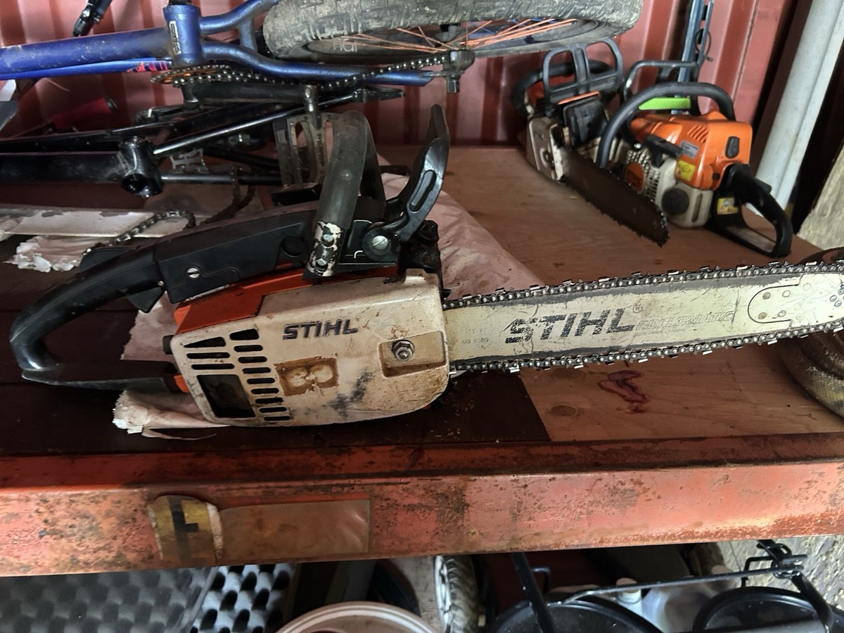 STIHL 015 AV Gasoline Chainsaw Orange White Anti-Vibration Handle