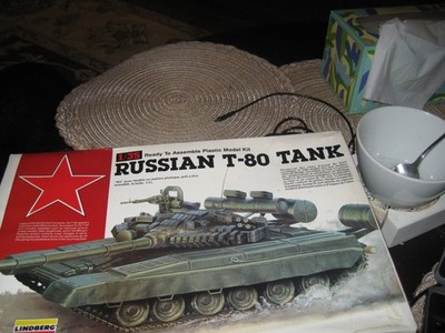 MIB parts sealed Russian T-80 Tank in 1/35 scale by Lindberg from 1990