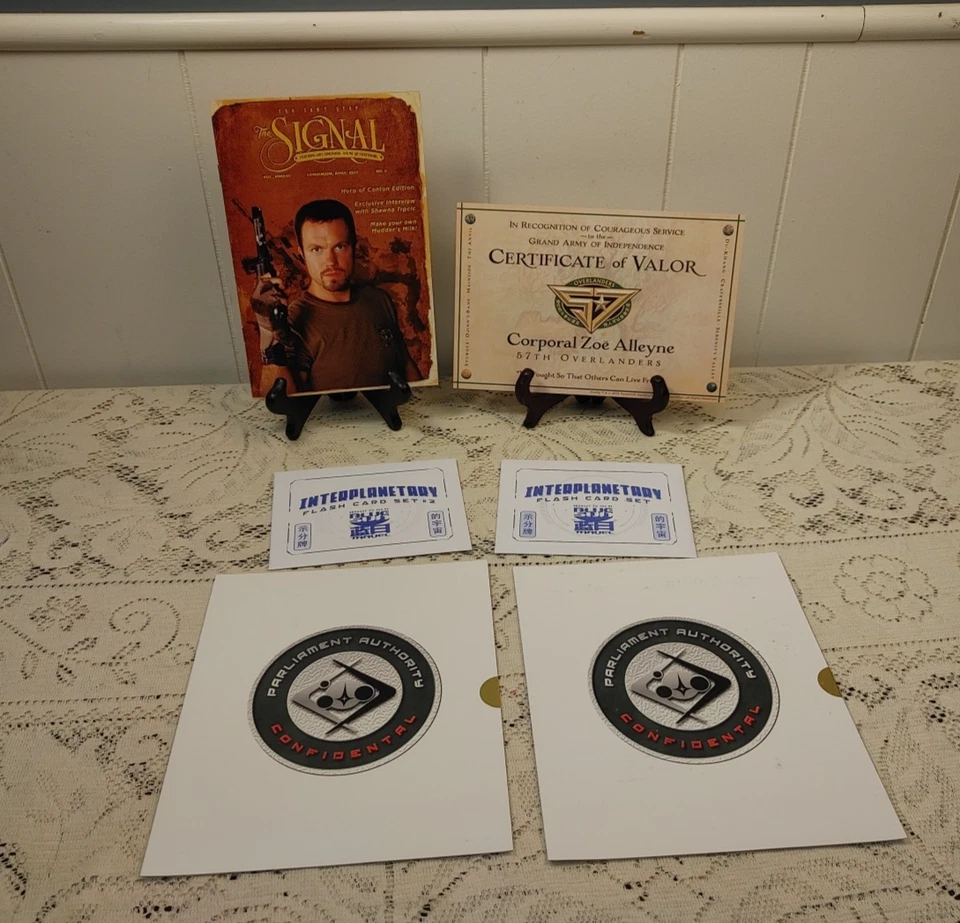 Lote de caja de botín Firefly - COV cabo Zoe, carteles buscados, juegos de tarjetas flash y más Foto 2 de 4