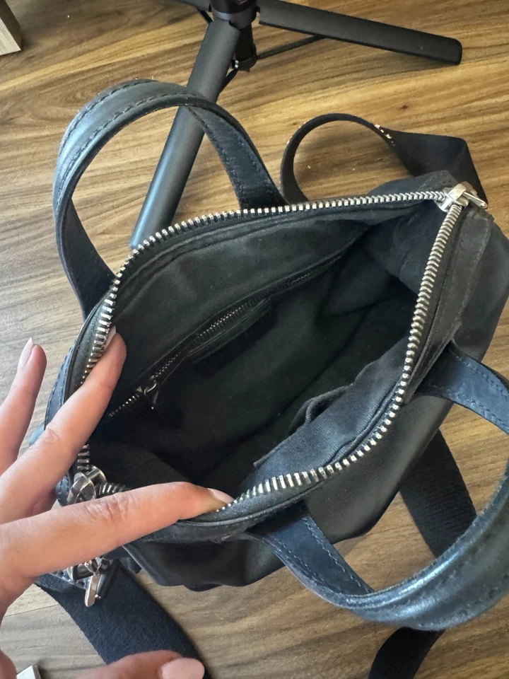 Mini bolso de mano ruiseñor de cuero negro Givenchy con etiquetas, correa con logotipo, bolsa antipolvo Foto 3 de 4