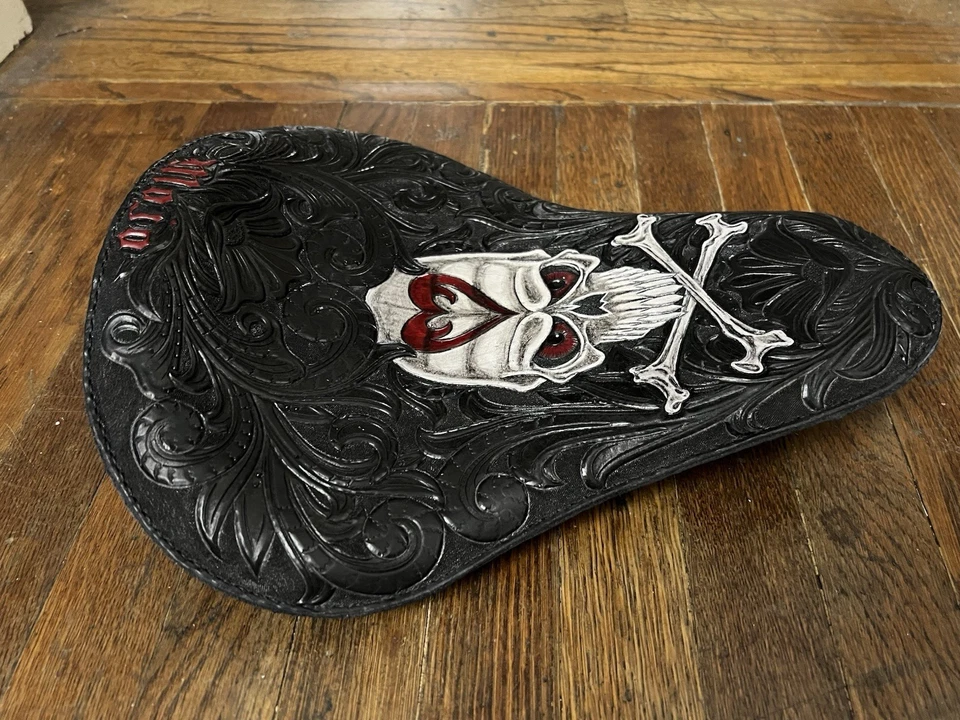 Picadora 100 % mecanizada y cosida a mano, asiento bobber calavera filigrana negra huesos cruzados Foto 4 de 4