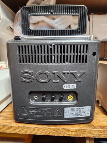 TV vintage Sony Mega Watchman FD-525 4,5" bianco e nero con sintonizzatore radio AM/FM - Foto 4 di 9