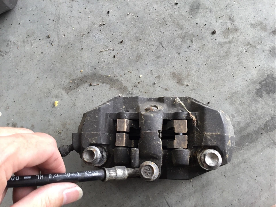 08-12 SUZUKI HAYABUSA FRONT CALIPERS WITH MASTER CYLINDER BRAKE ASSEMBLY - Image 4 of 4