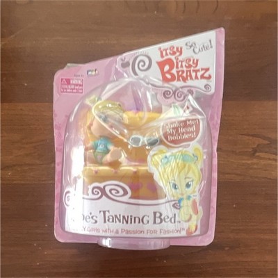 MGA Entertainment Itsy Bitsy Bratz Cloe Tanning Bed Doll Playset Head Bobbles