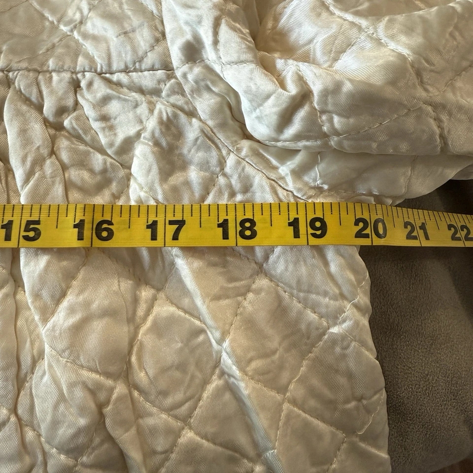 Chaqueta de cama de hospital acolchada M* vintage años 60 marfil corbata frontal satinado forrada modesta Foto 4 de 4