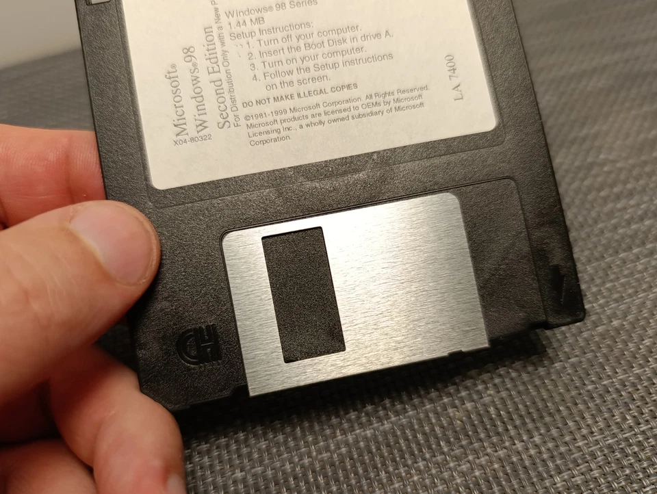Microsoft Windows 98 Boot Disk 1.44MB Floppy X04-80322 1981-1998  LA7400 - Image 3 of 4