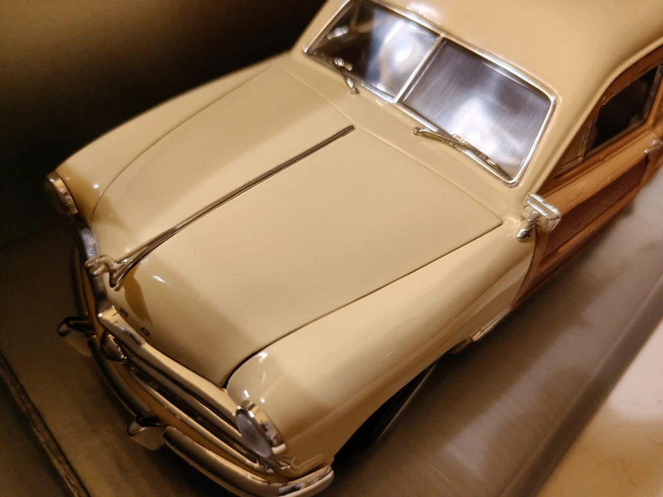 Ford Woody Wagon Panel 1949 giallo scala 1/18 di Motor City come nuovo in box. - Immagine 2 di 4