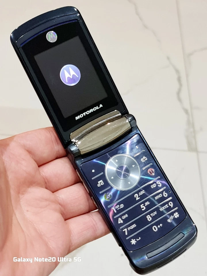 Motorola RAZR2 V8 (Unlocked) Flip Mobile Phone Excellent Condition With Charger - Image 3 of 4