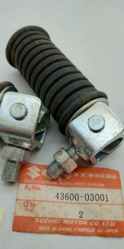 Pies traseros Suzuki A100 RV90 RV125 K10 K11 A50 TC100 GT185 GT250 RV50 NUEVO DE STOCK Foto 4 de 4