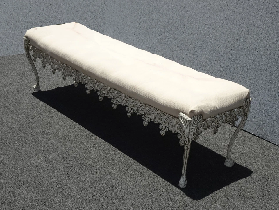 Banco blanco lateral de cama vintage de Hollywood Regency de los años 60 con falda de hierro fundido Foto 3 de 4