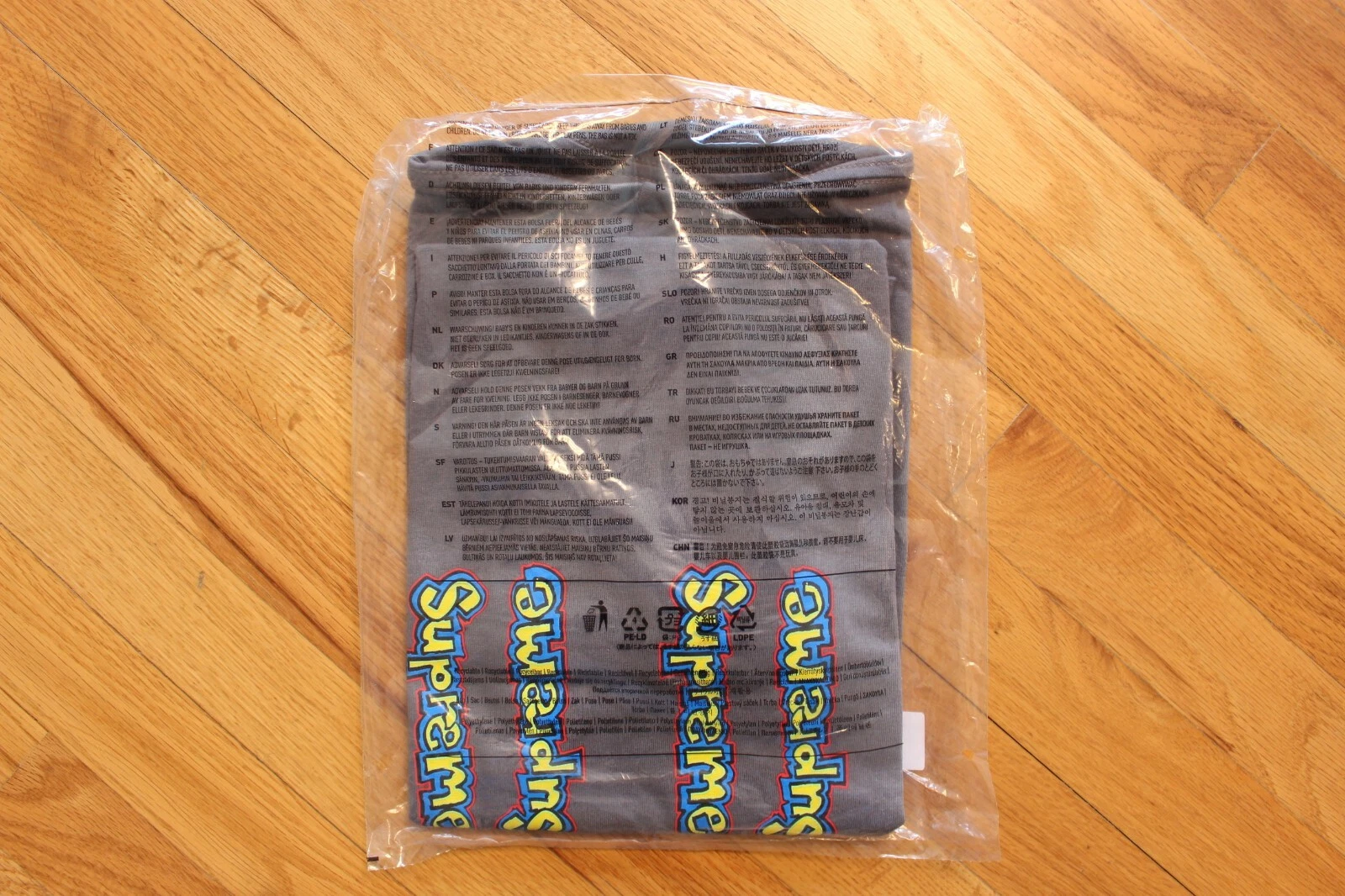 T shirt logo Supreme Gonz gris chaud SS18 taille moyenne DS neuf en plastique marque Gonzales