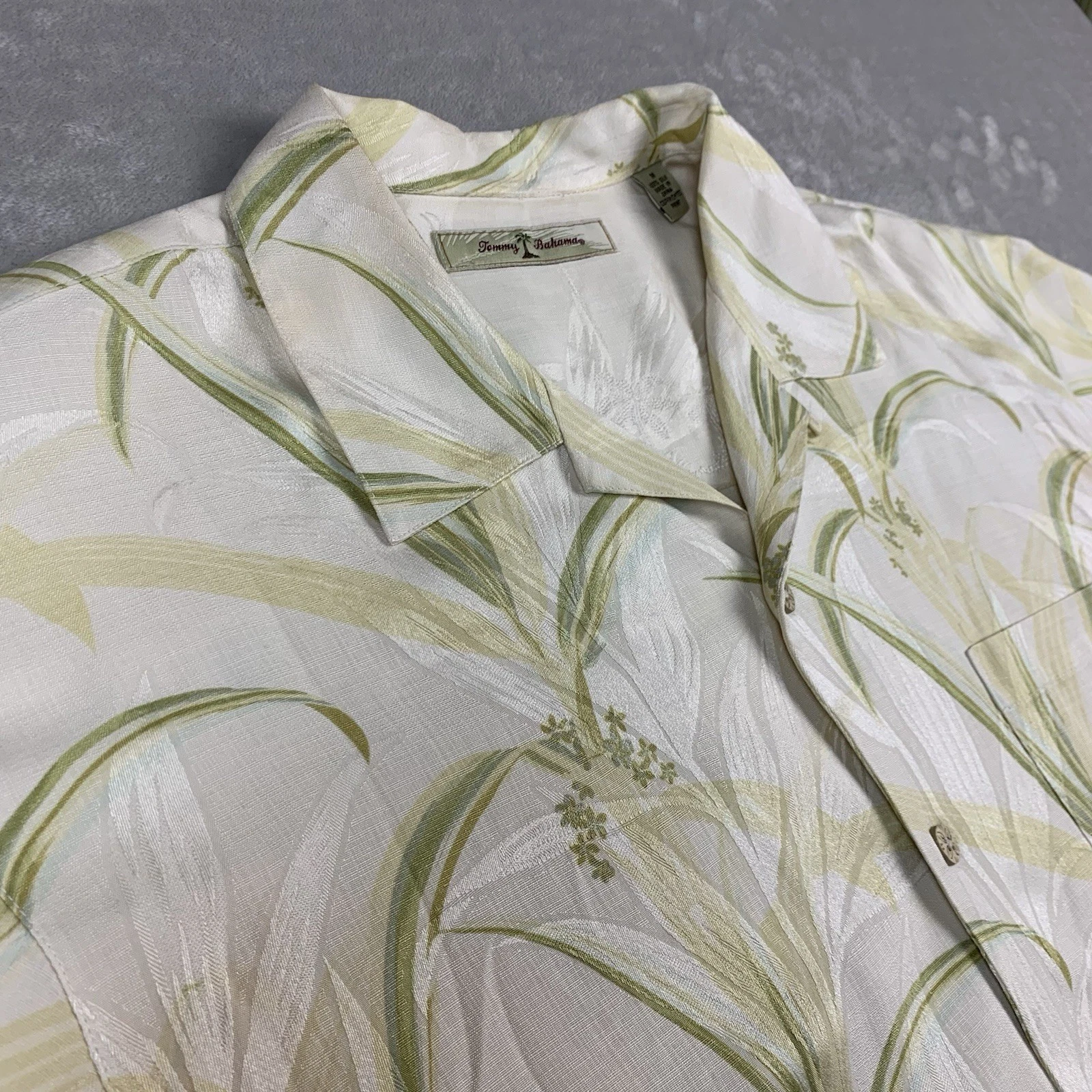 Tommy Bahama Silk Shirt Mens Medium Floral Beach Hawaiian Button Up Loop Collar