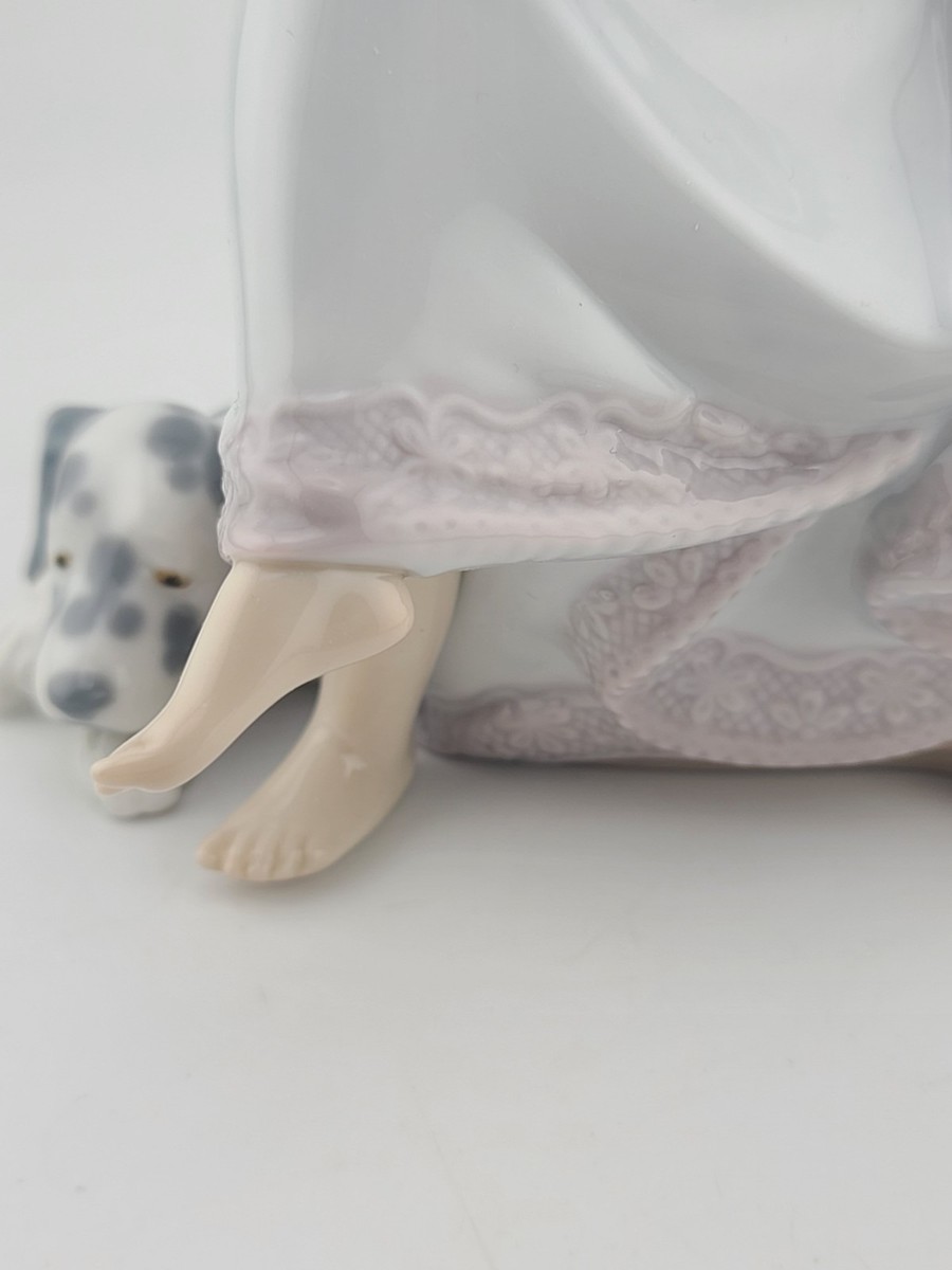 Lladro Porcelain Figurine #5466 Chit Chat Girl On Phone With Dog