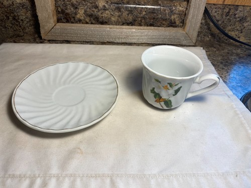 Vintage Floral Tea Cup and Saucer - Picture 2 of 10