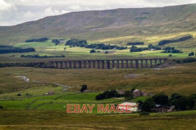 FOTOANSICHT DES RIBBLEHEAD-VIADUKTS MIT IM VORDERGRUND. 2016