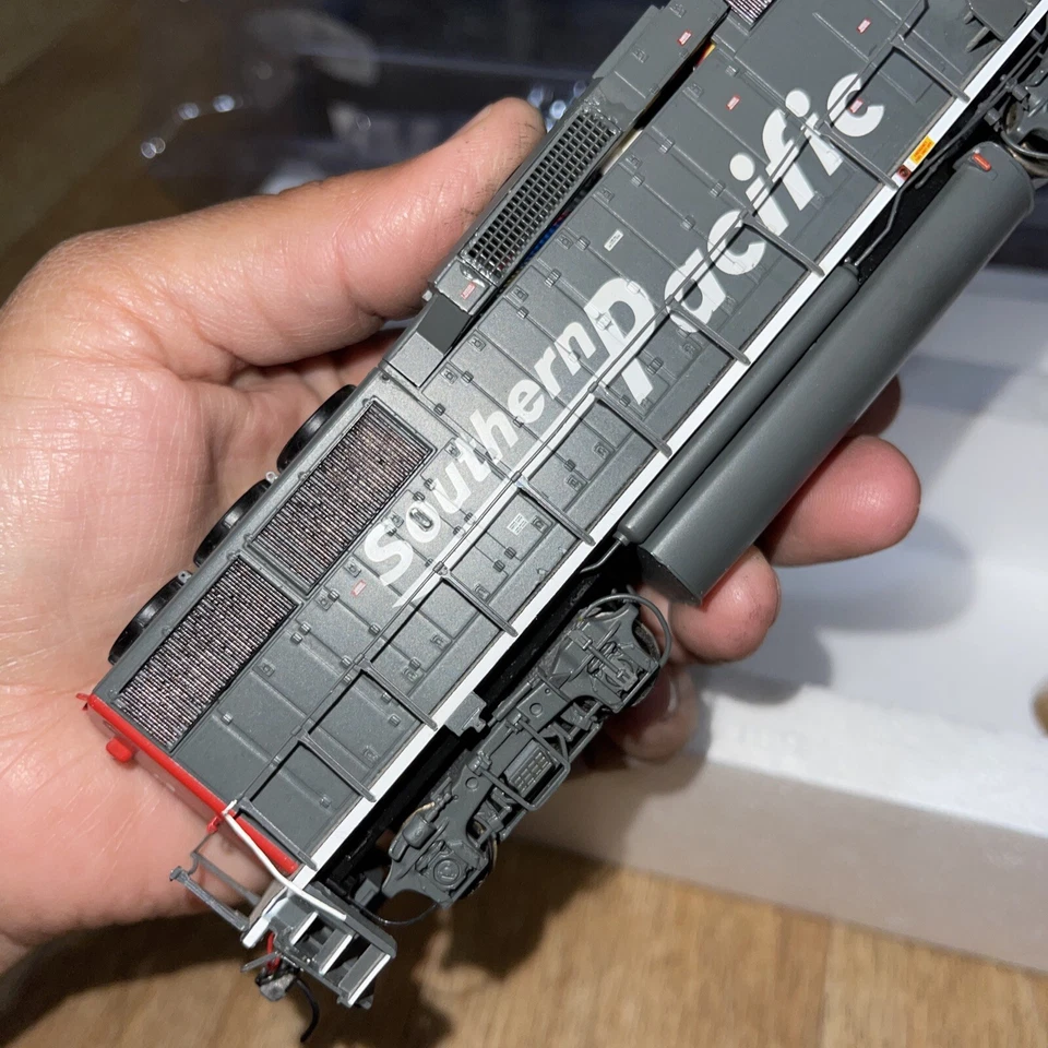 walthers proto Ho southern pacific 9750 DC/DCC Ready Locomotive  - Image 4 of 4