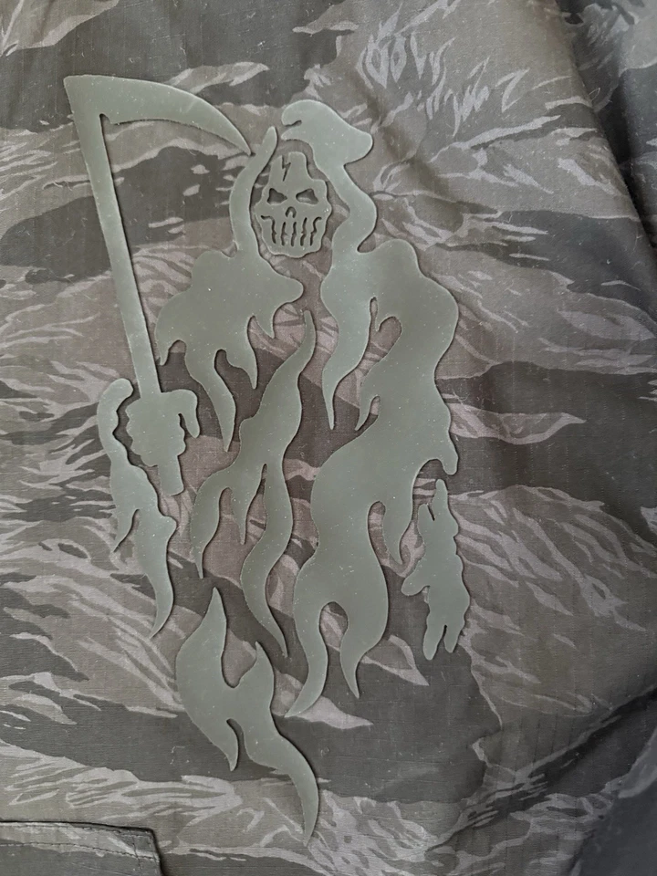 Chaqueta Warren Lotas Negra Tigre Rayas Camuflada Parca Gran Tamaño con Cremallera Grande Foto 3 de 4