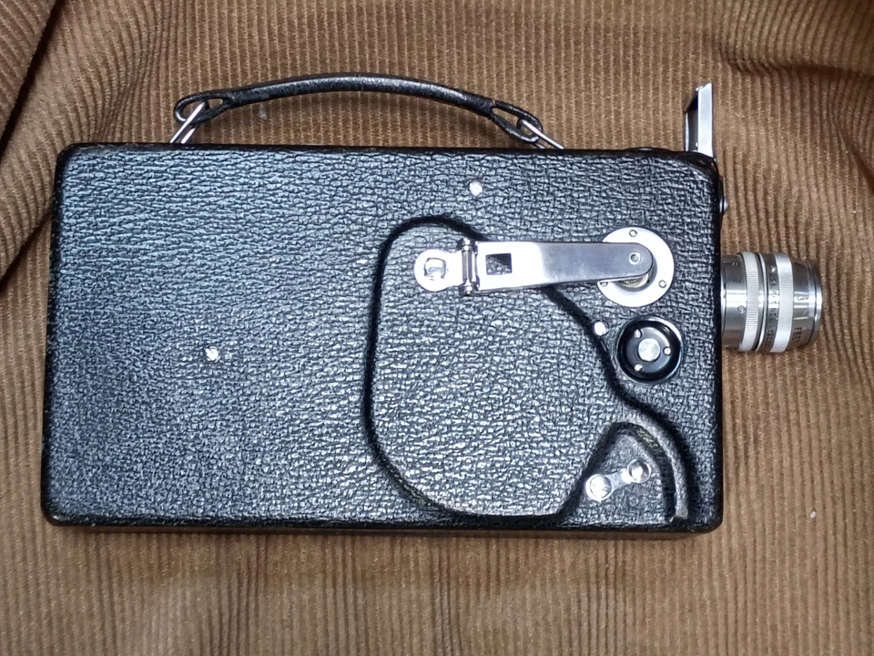 Cámara de cine Cine-Kodak vintage de 16 mm con accesorios y estuche Foto 3 de 4