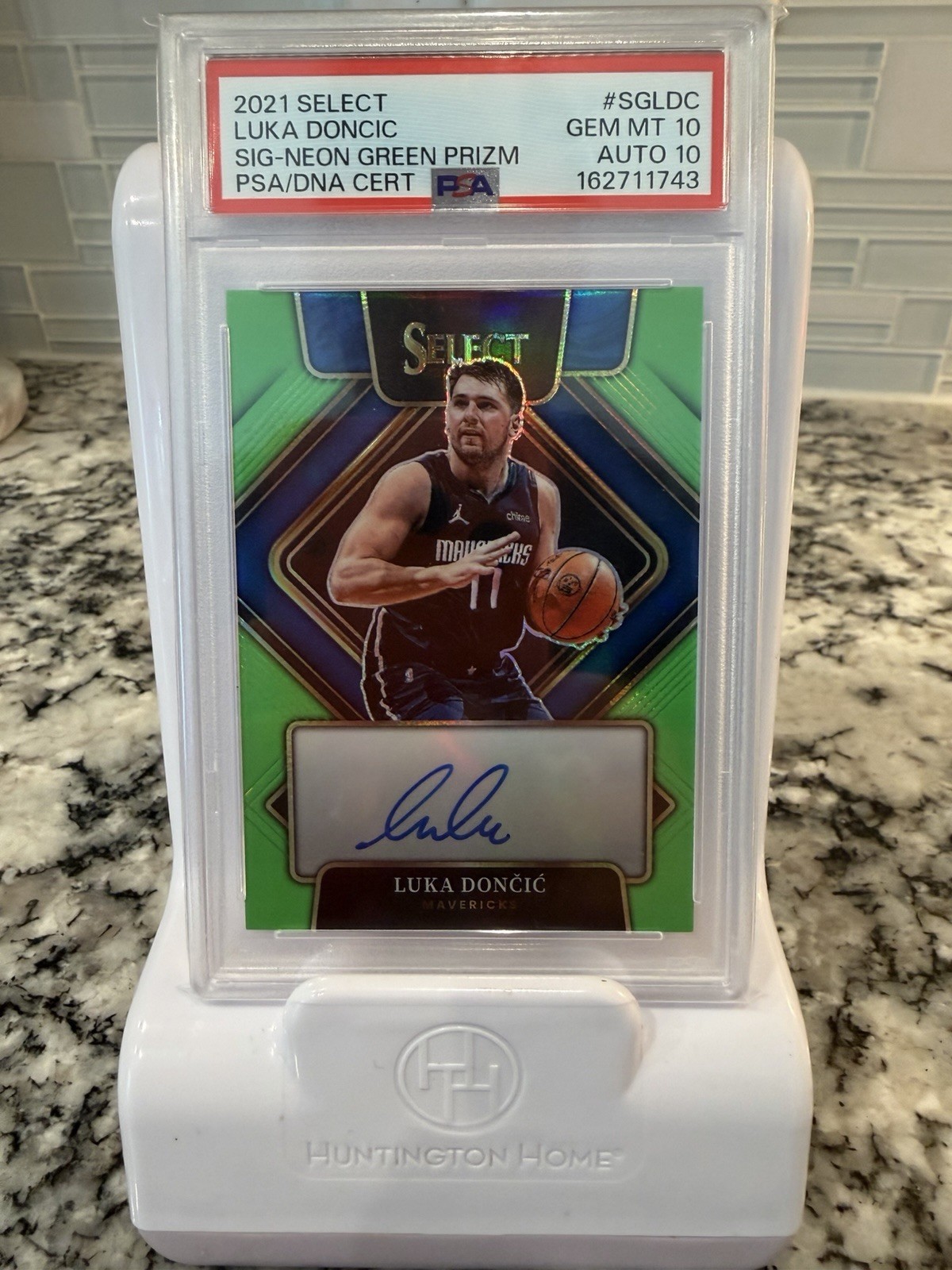 2021 Panini Select Luka Dončić /99 SG-LDC Signature Neon Green Prizm PSA 10 Auto