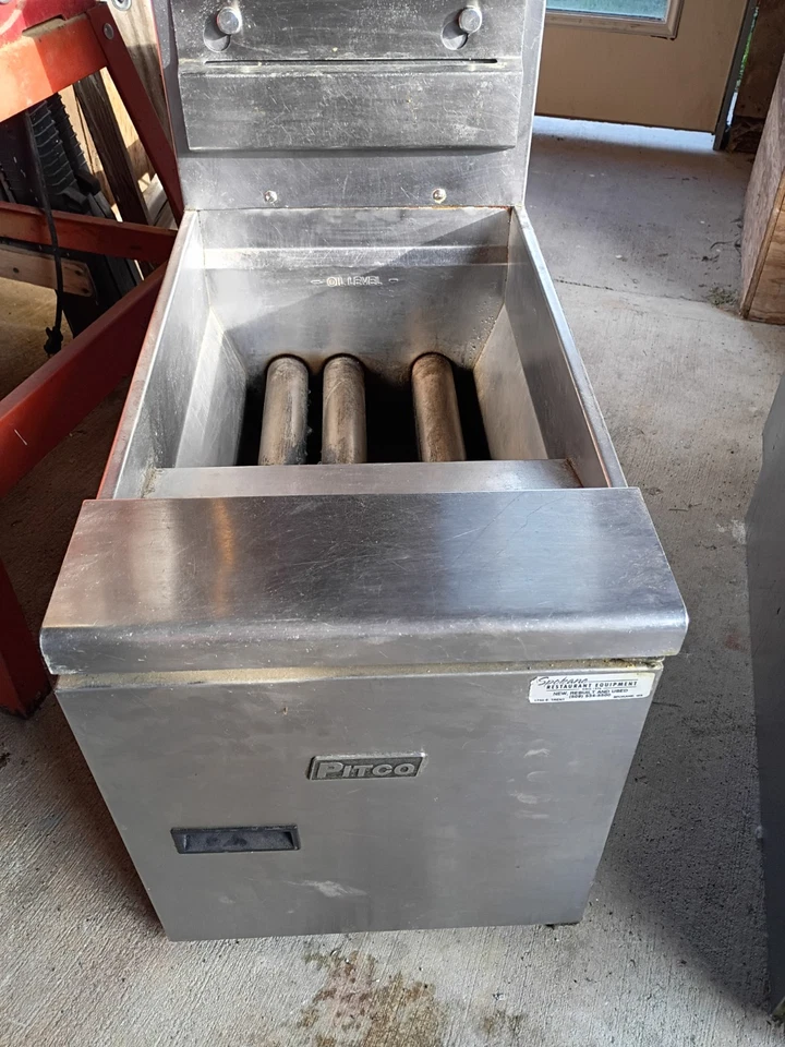 Dos freidoras comerciales Pitco de gas natural Foto 3 de 4