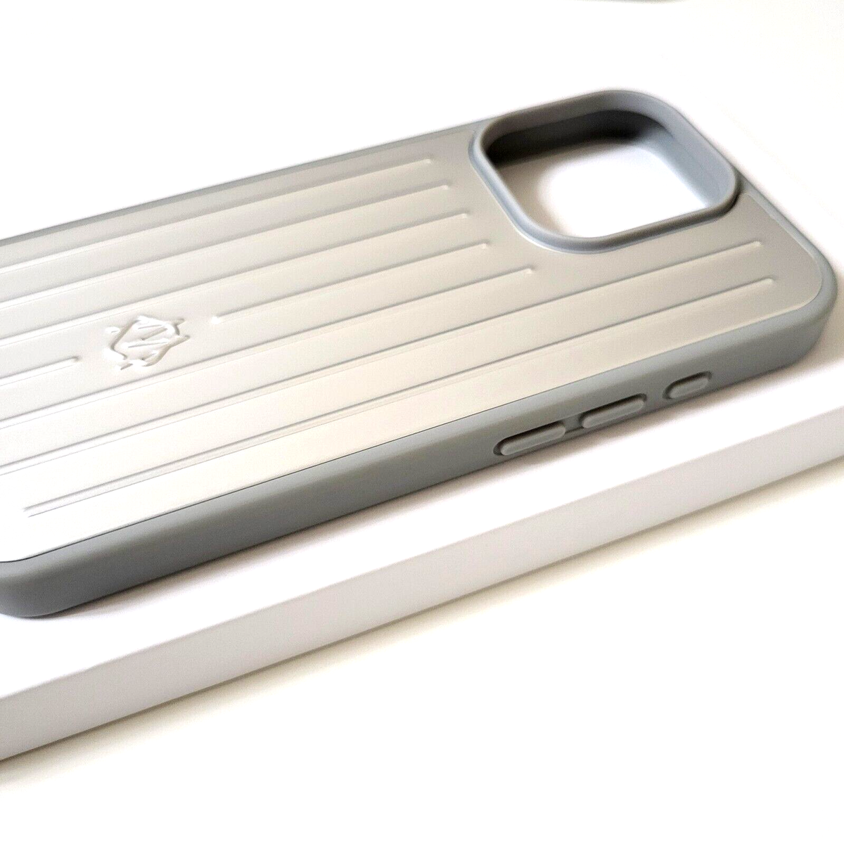 RIMOWA iPhone 16Pro用ケース 中古美品 RIMOWA iPhone 16Pro用ケース 中古美品 RIMOWA iPhone 16Pro用