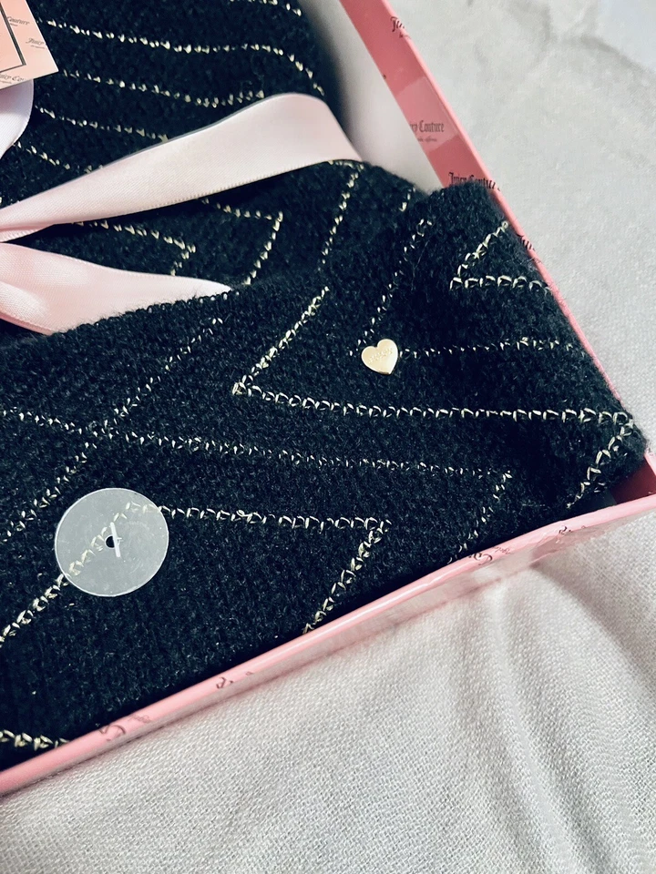 JUICY COUTURE Conjunto de Regalo Sombrero y Bufanda para Mujer ~ Talla Única ~ Nuevo en Caja Foto 2 de 2