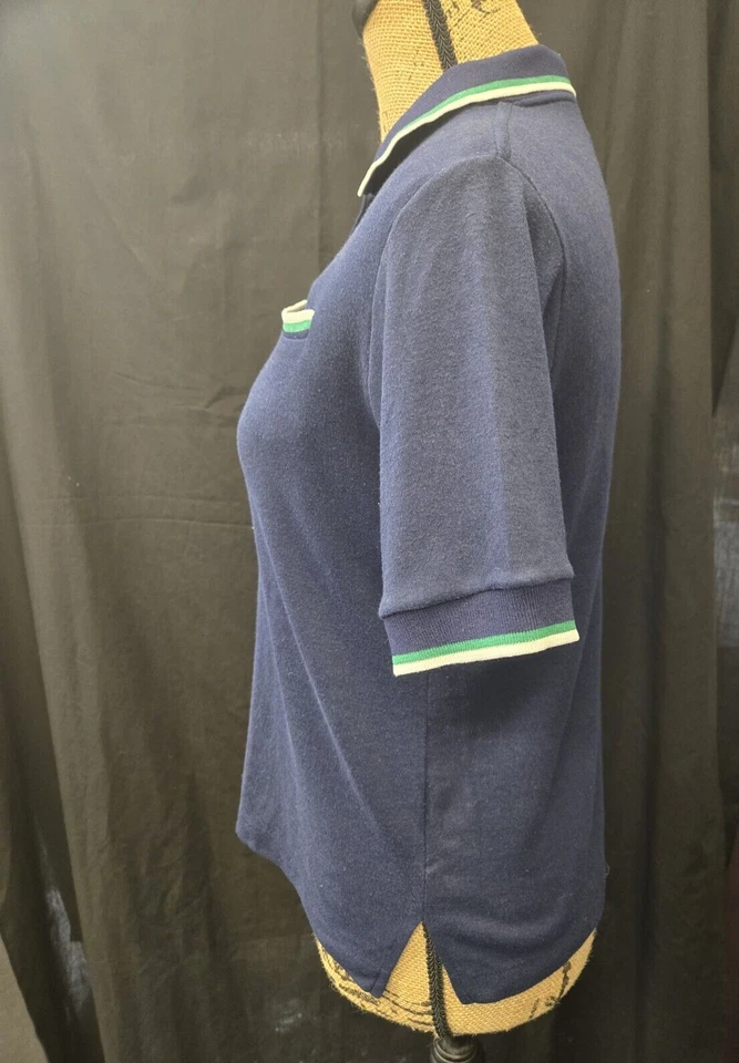 Polo vintage marca Erika azul marino con detalles de ribete blanco/verde, talla L Foto 3 de 4