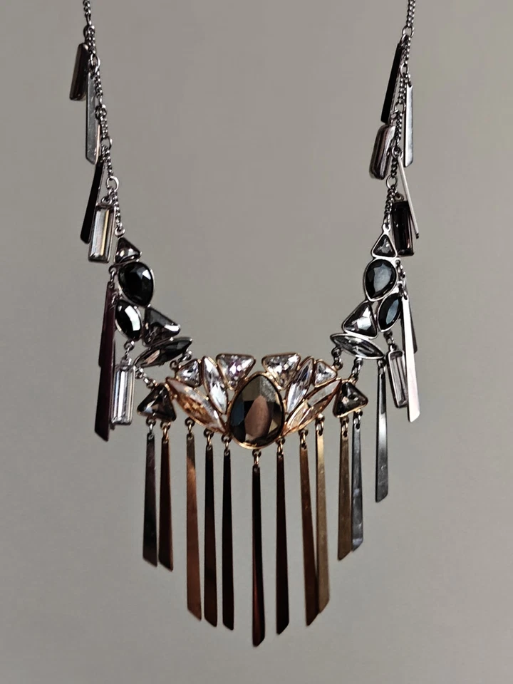 Collar colgante con flecos en cascada de cristal tricolor con logotipo de cisne de Swarovski "aireado" Foto 2 de 4