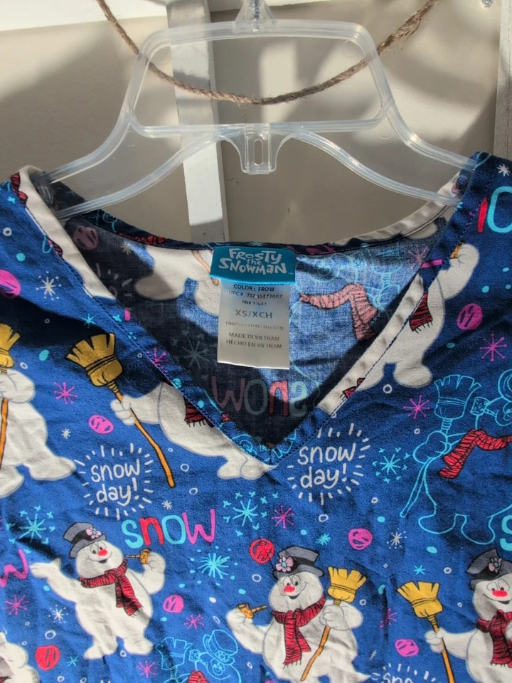 Frosty The Snow Man Scrub Top Women's Size Extra Small - Image 2 of 4
