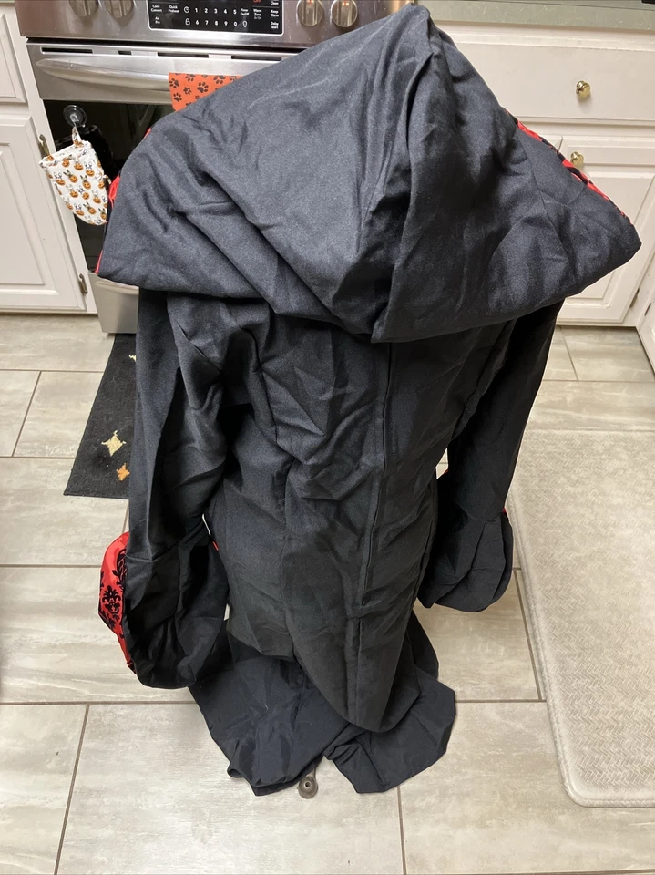 Vestido com capuz Scarlet Mistress comprimento total frente de renda veludo cetim inserções flocadas - Imagem 2 de 4