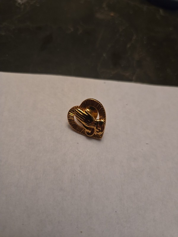 Vintage PRAYING HANDS IN A HEART Gold Tone Metal Lapel pinback Hat Pin