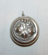 TABATIERE ARGENT MASSIF  BOITE A PILULE POUR CHATELAINE  19ème feuille de vigne