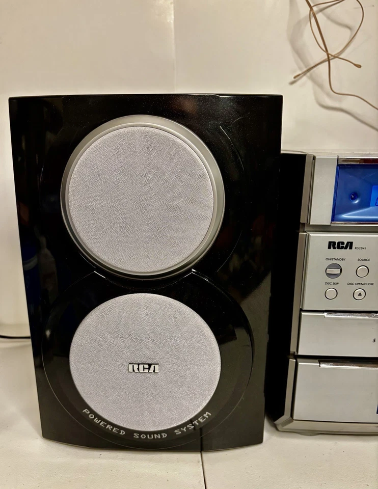 RCA RS2041 CD Stereo System 5-Disc CD Changer AM/FM 2 Model:RS2620  Speaker - Image 2 of 4