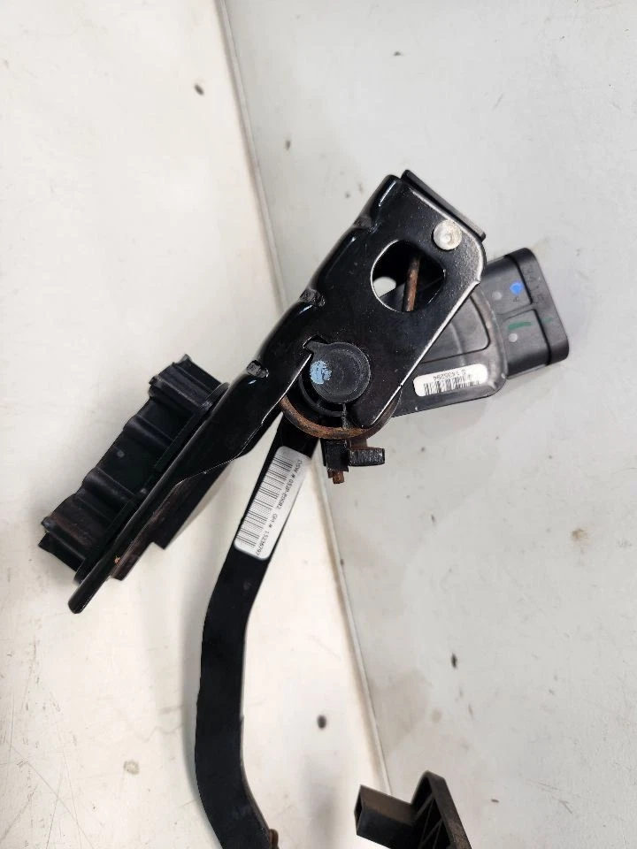 Pedal acelerador Buick LaCrosse 2006 (3,8 L/AT) - DBW/conducción por cable Foto 2 de 4