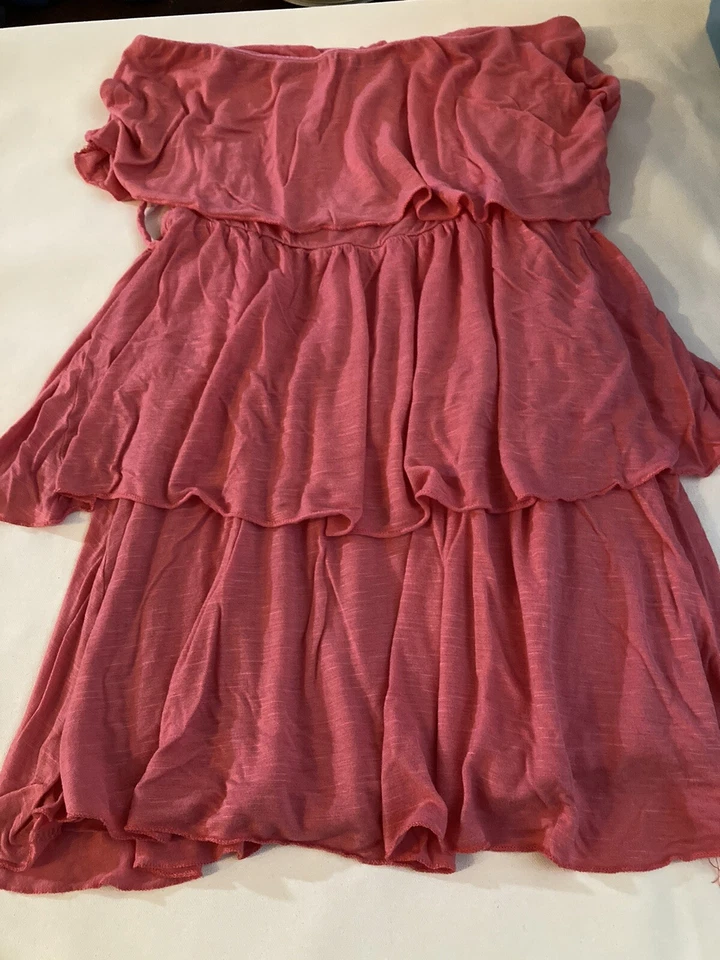 Lote 2 vestidos sin tirantes y 1 mameluco. Pink Strapless Is Rue21, Gris Mossimo..... Foto 3 de 4