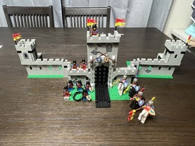 LEGO Castle: King's Castle (6080) & Knight's Arsenal (6016) 100% Complete
