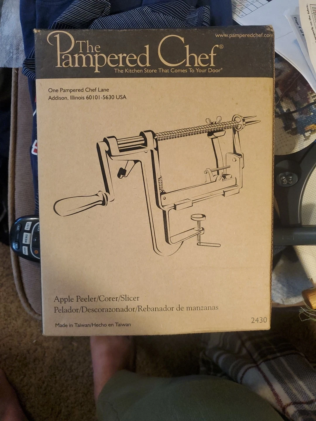 The Pampered Chef 2430 Apple Peeler Corer Slicer & NIB Stand