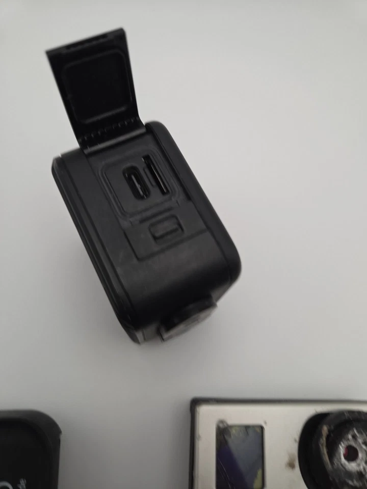 Bundle of Go Pro Hero 11 Black Mini  Hero 3& go pro smart remote-Faulty - Image 3 of 4