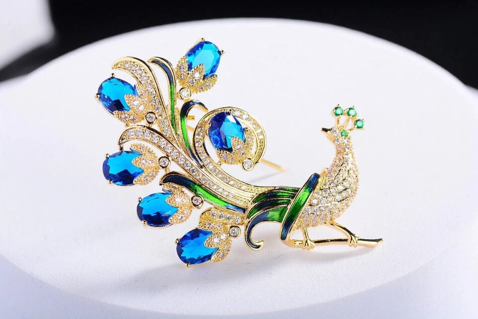 Broche prendedor de pavo real moissanita corte redondo de 4 quilates chapado en plata en oro amarillo de 14 quilates Foto 4 de 4