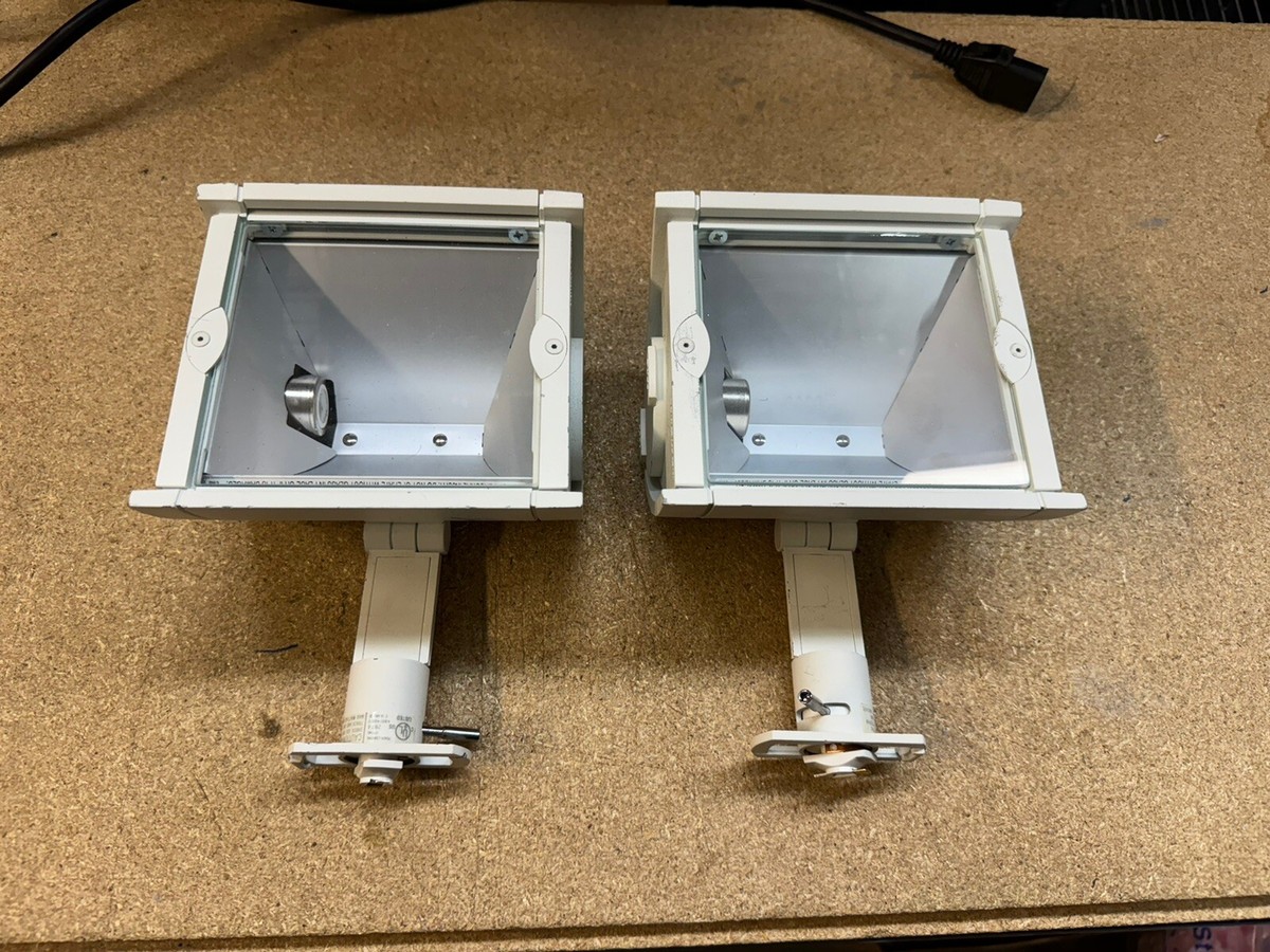 2 x Lightolier Track Light Track Light Fitting 2B74 2 x Lightolier Track Light Track Light Fitting 2B74