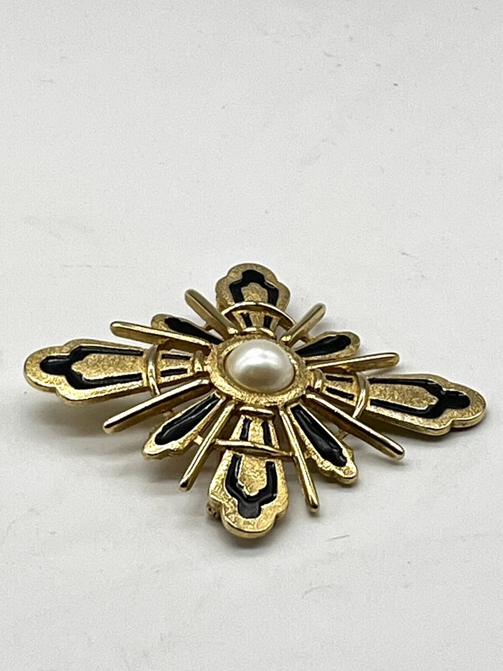 "Broche cruz maltesa vintage Monet dorado 3,5"" esmalte y perla sintética" Foto 3 de 4