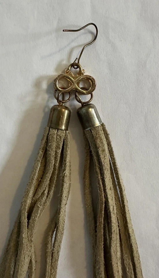 "Pendientes colgantes de cuero con flecos dobles de 6,5"" con tapas en tono dorado y conectores de ojo de búho" Foto 4 de 4