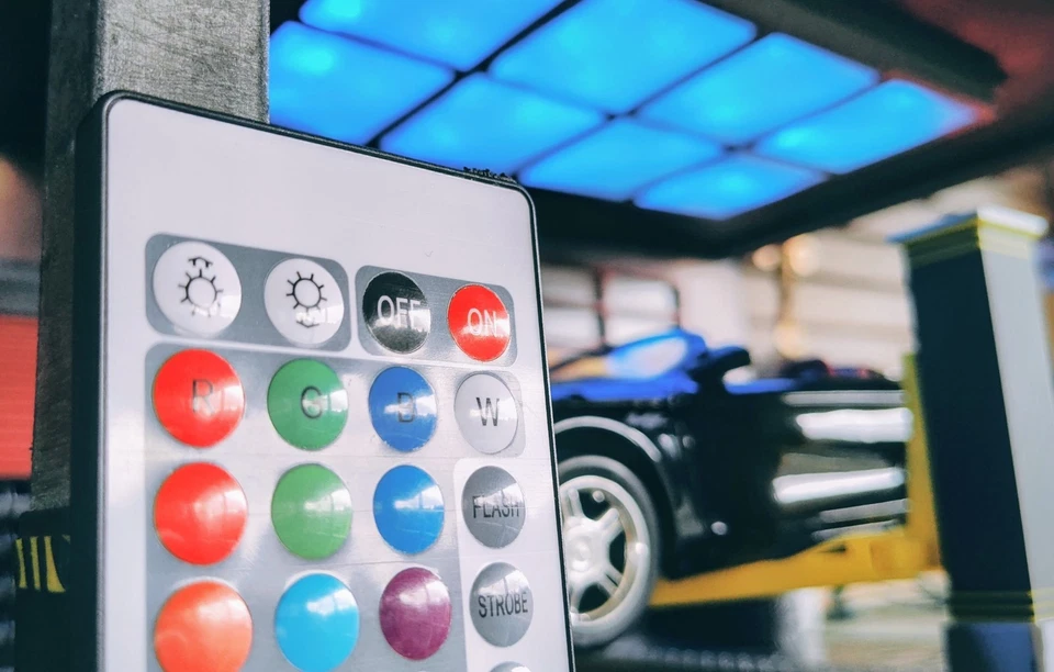 Diorama 1/18 Car Garage Repair Shop Diecast Model Display with LED +3 Free Props - Image 3 of 4